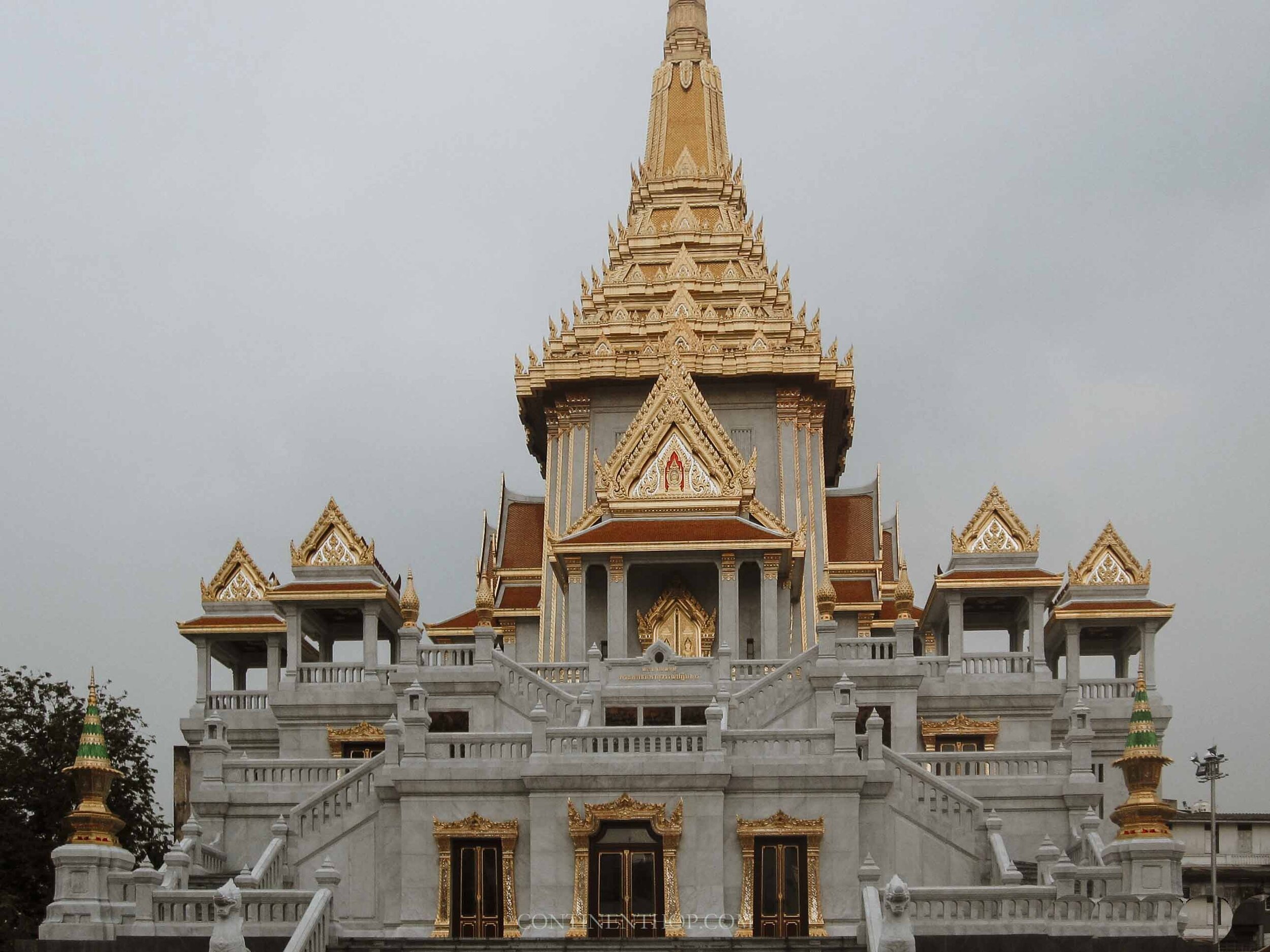 A beautiful white and gold Thai temple - Things to do on your 7 days in thailand itinerary