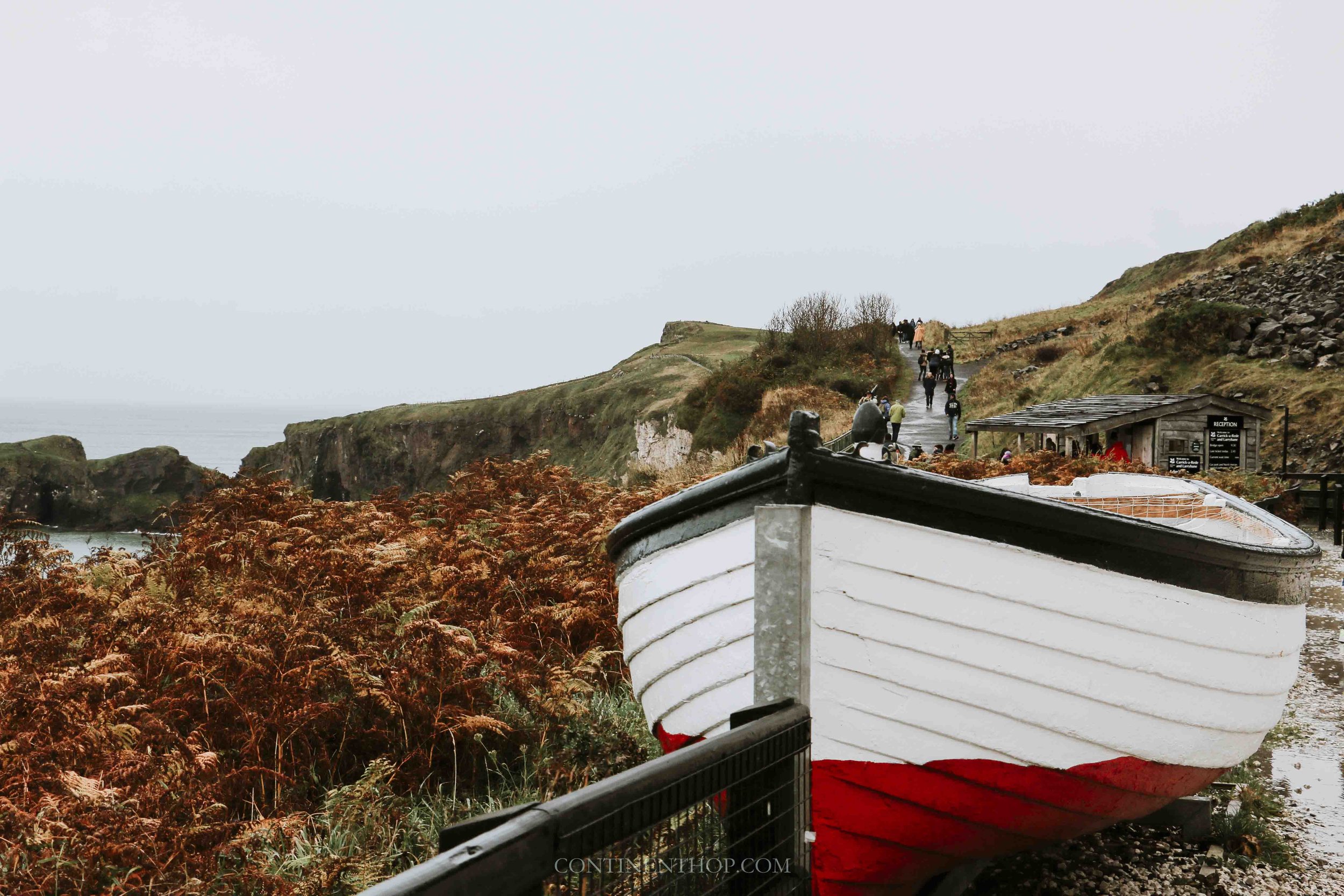 A white and red boat on the way to carrick a rede from belfast to giants causeway