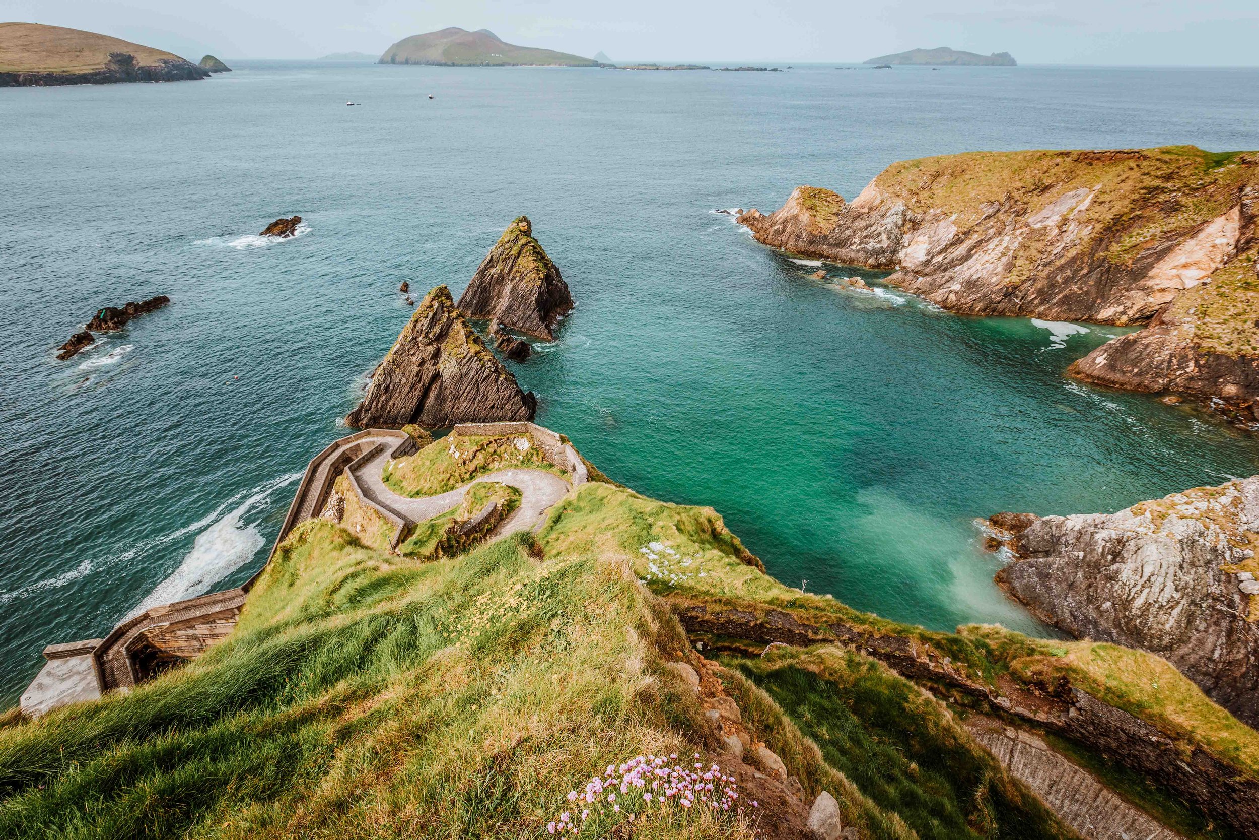 Ireland in Spring (2023) : A Travel Guide for the Best Things to do in Ireland 