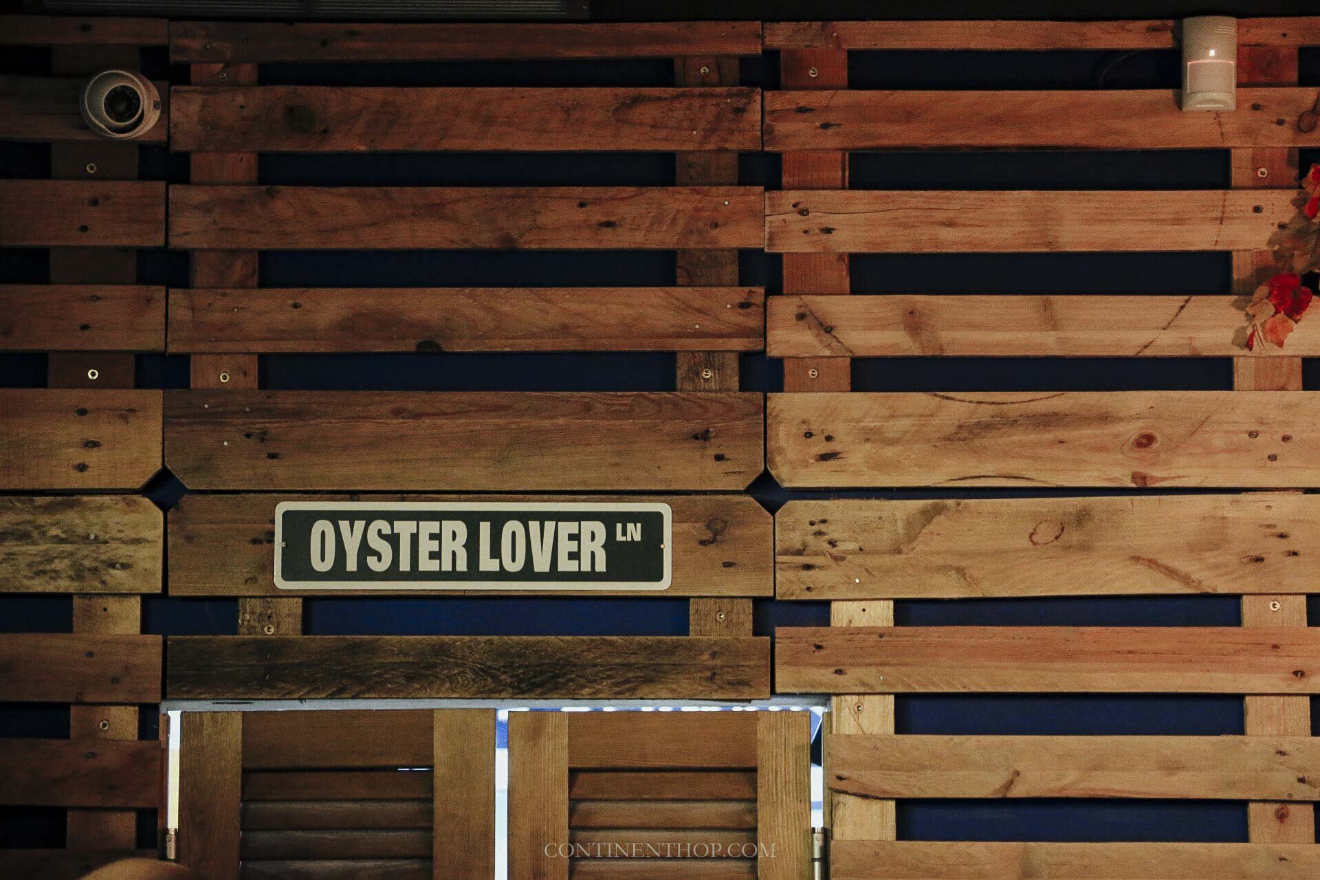 wooden sign that say Oyster Lover in bar la mar serving tapas in santander spain