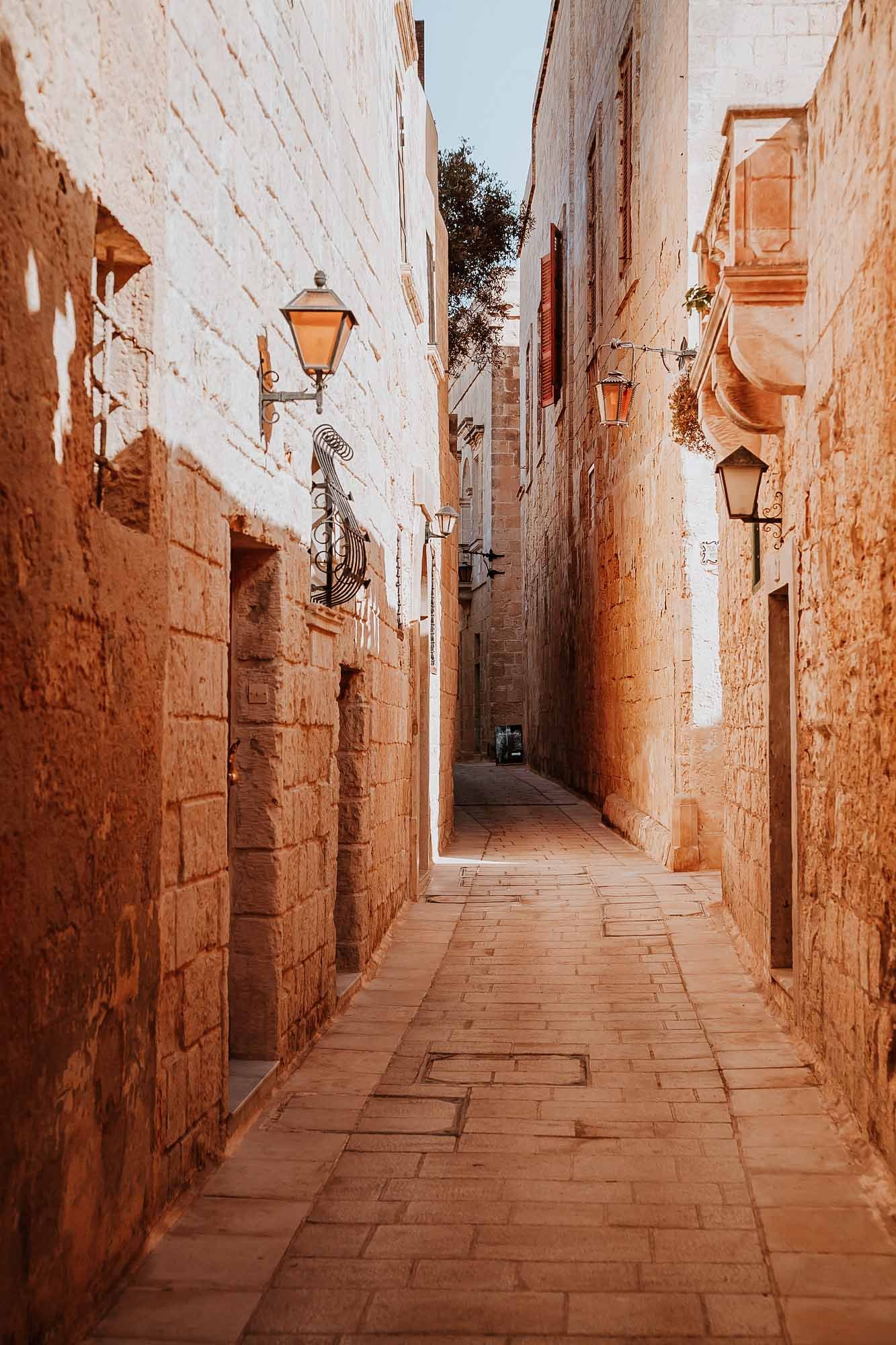 Narrow lanes inside the Mdina from Valletta to Mdina